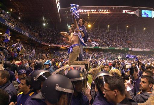 Los aficionados acabaron invadiendo el césped de Riazor