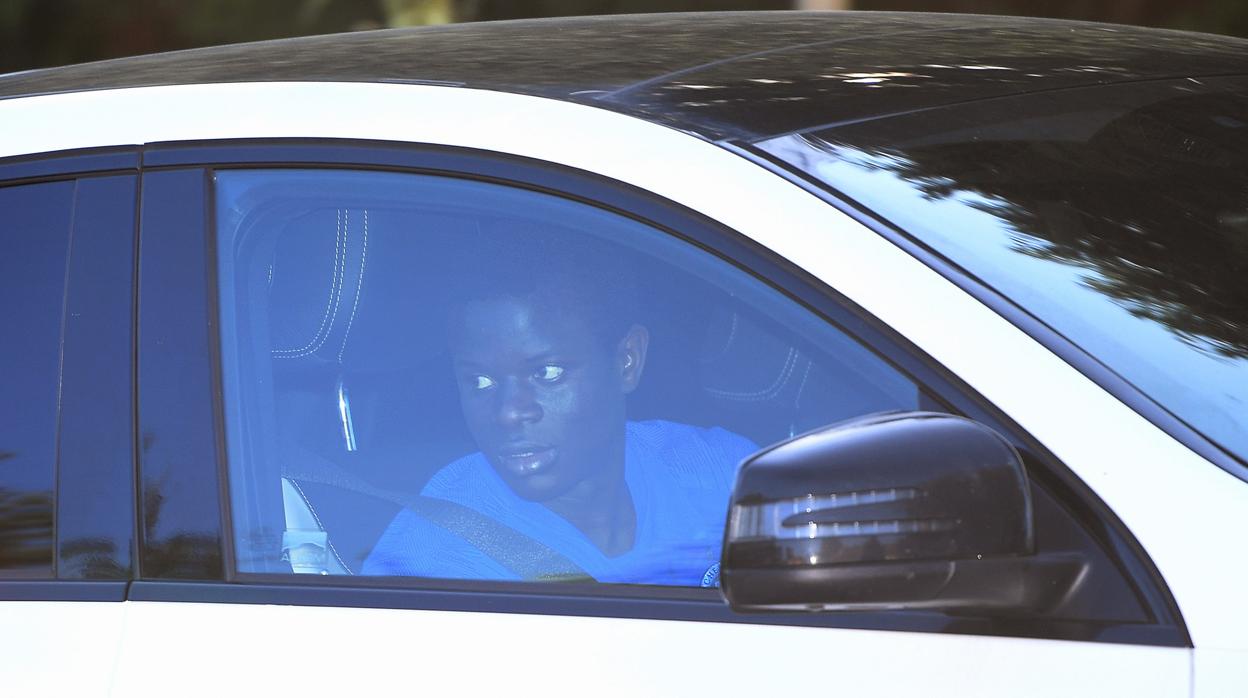 Kanté, saliendo de la ciudad deportiva del Chelsea