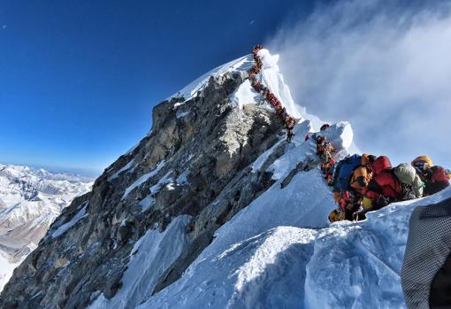 La imagen que dio la vuelta al mundo con el atasco en la cima del Everest