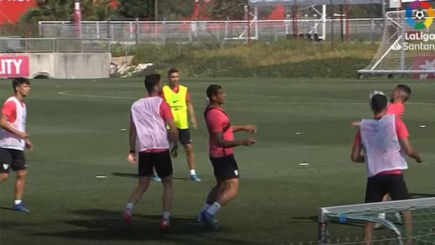 Gimnasio y balón en el entrenamiento previo al día de descanso en el Sevilla