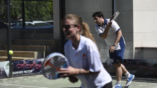 Luz verde para jugar al pádel y al tenis en dobles