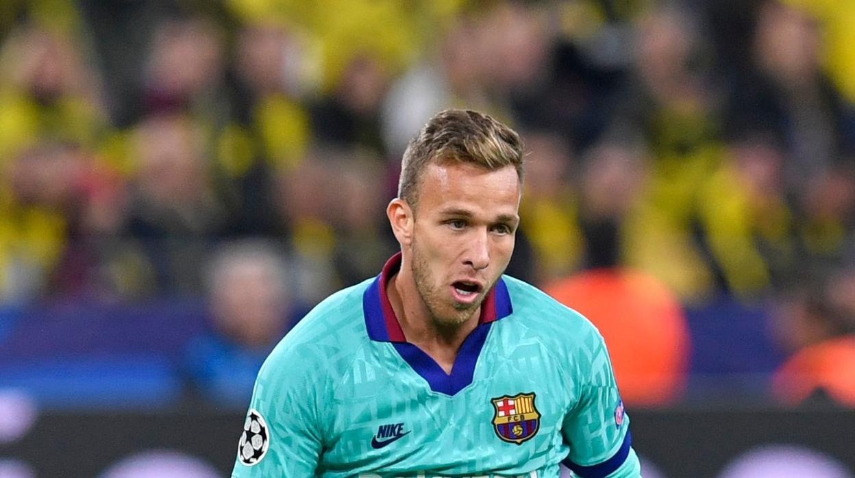 Arthur durante un partido con el Barcelona