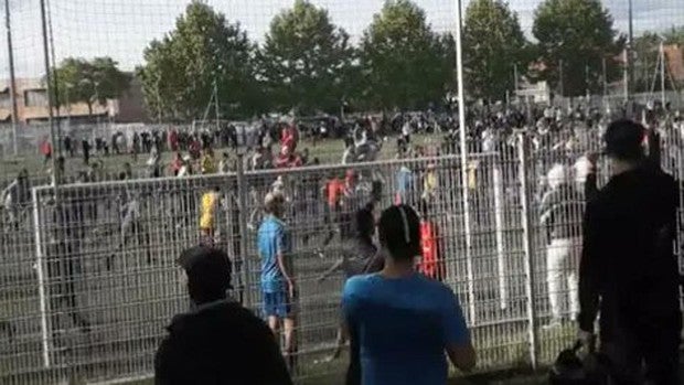 Cientos de personas acuden a un partido de fútbol ilegal en Estrasburgo infringiendo las prohibiciones