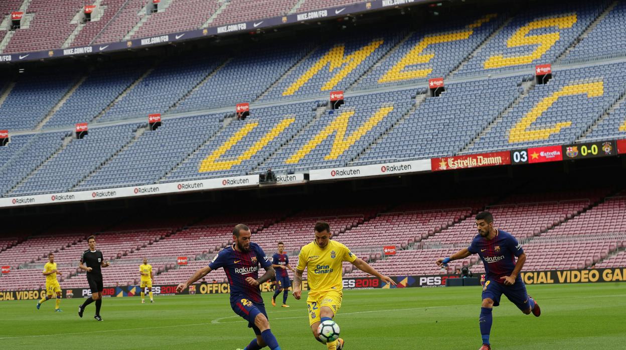 Imagen del partido entre el Barcelona y Las Palmas en un Camp Nou vacío