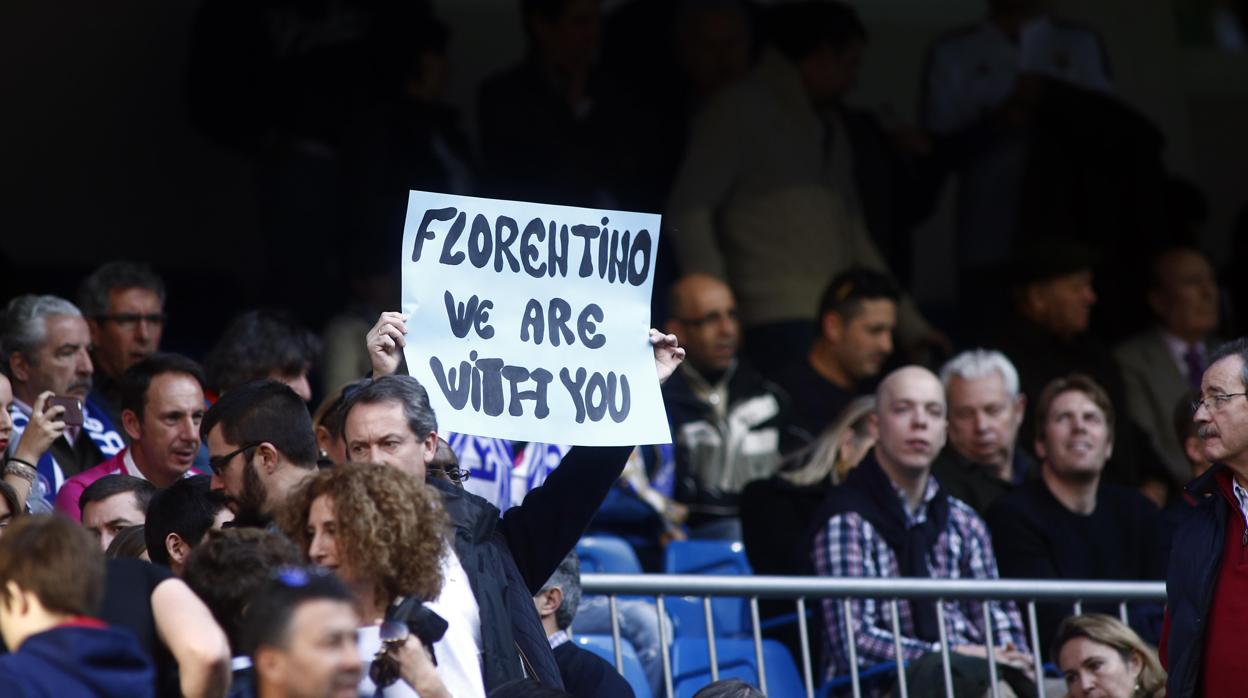 Aficionados del Real Madrid muestran su apoyo a Florentino Pérez en una imagen de archivo
