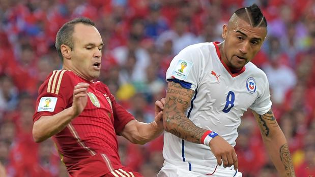 Iniesta defiende la continuidad de Arturo Vidal