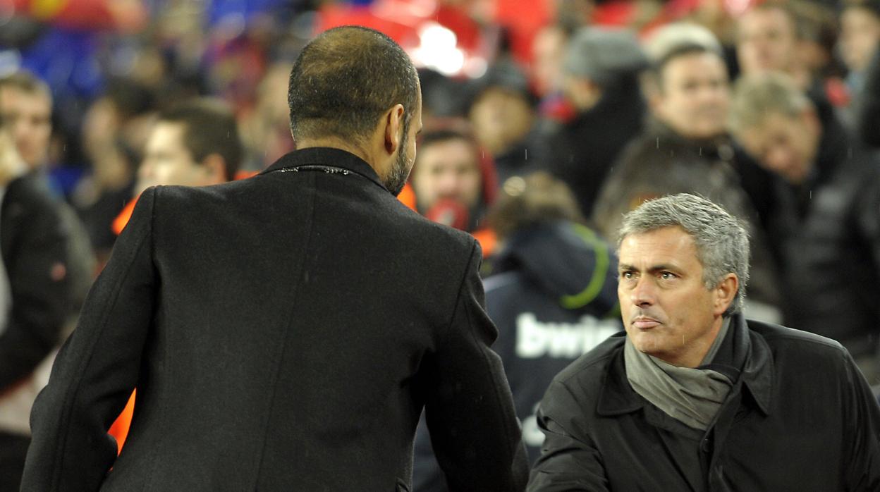 Mourinho y Guardiola se saludan antes del 5-0 de 2011