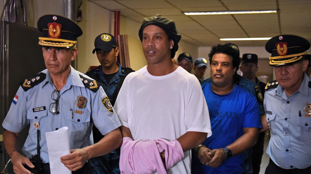 Ronaldinho y su hermano, en el Palacio de Justicia de Asunción