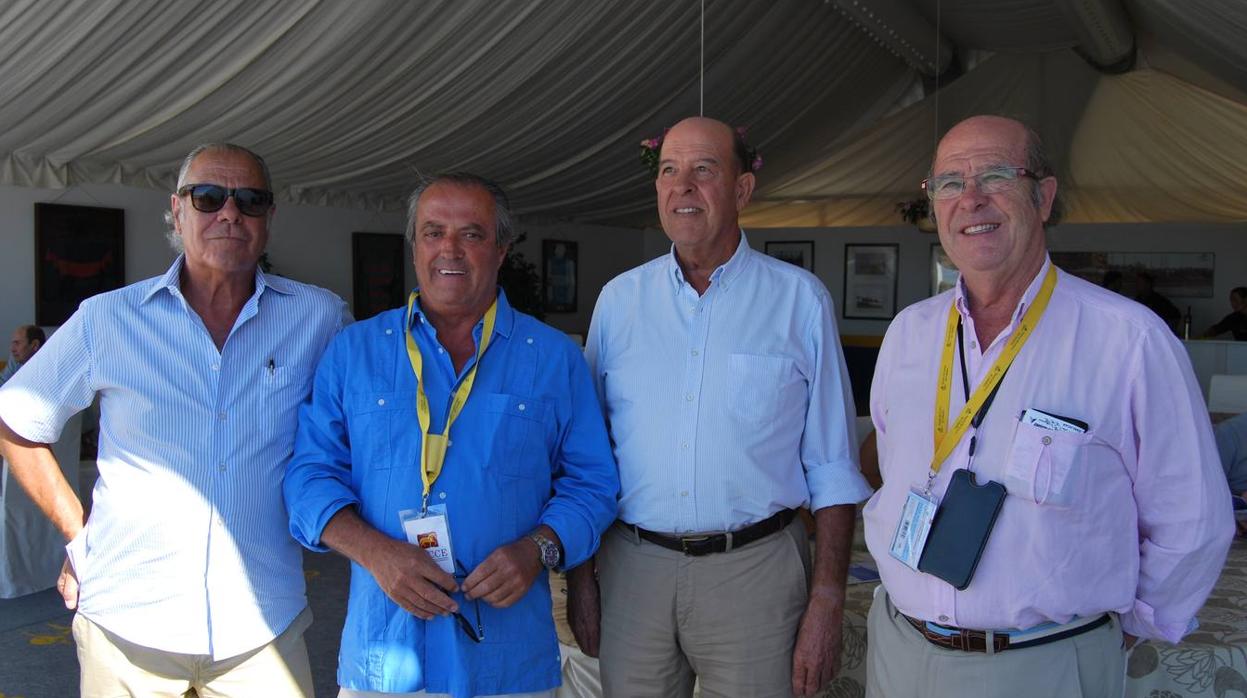 Rafael Hidalgo, segundo por la izquierda, durante una pasada edición de las Carreras de Caballos de Sanlúcar de Barrameda.