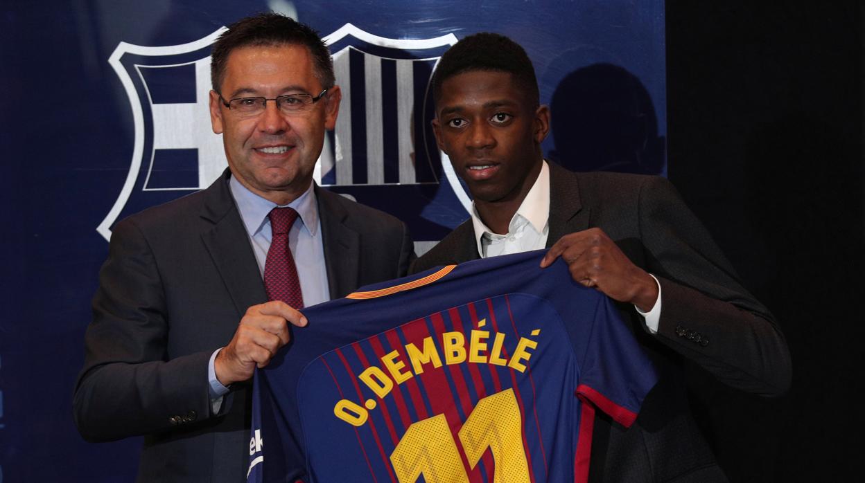 Dembélé junto a Josep Maria Bartomeu el día de su presentación