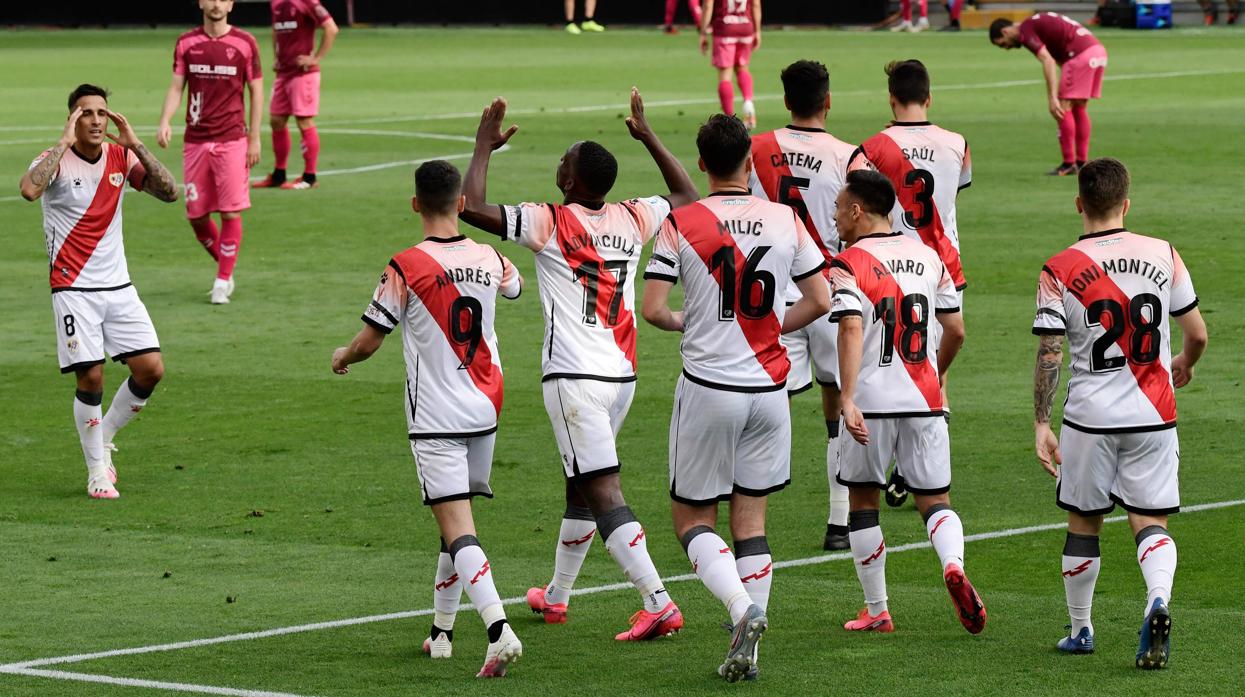 Advíncula celebra el gol con sus compañeros