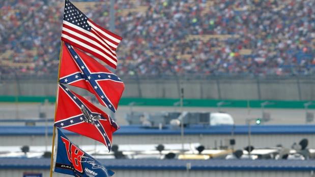 Las banderas confederadas no volverán a ondear en las carreras NASCAR