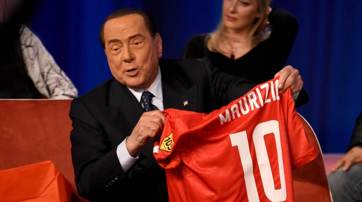 Berlusconi muestra una camiseta del Monza