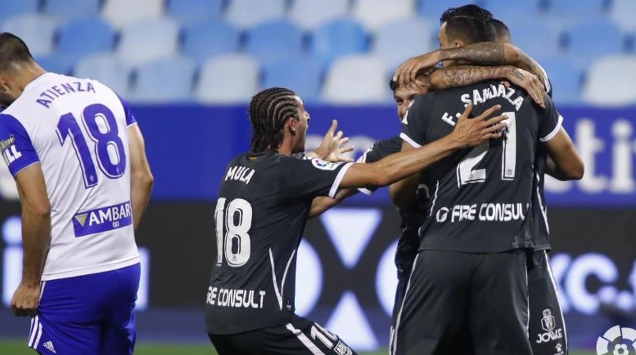 Los jugadores del Alcorcón celebran un gol el pasado sábado en el campo del Real Zaragoza