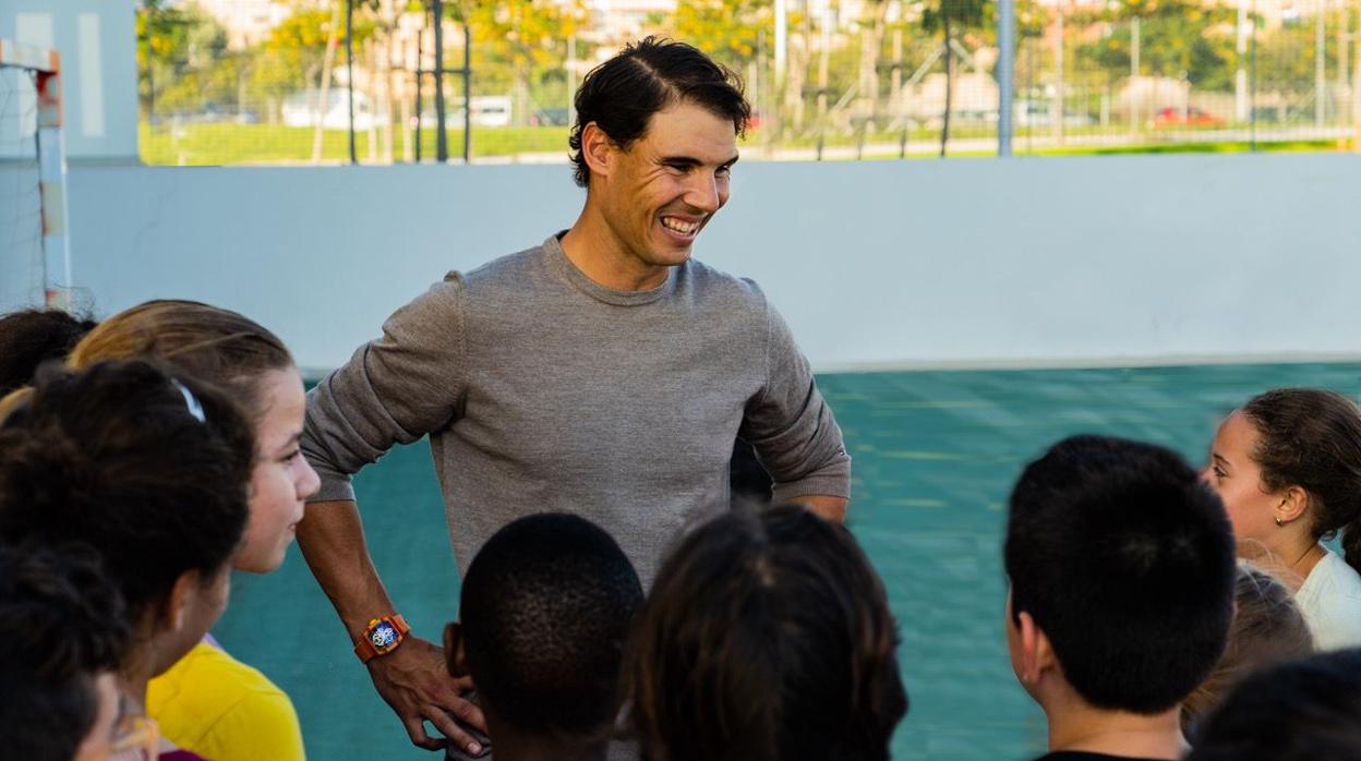 Rafa Nadal, con los niños a los que ayuda con su Fundación