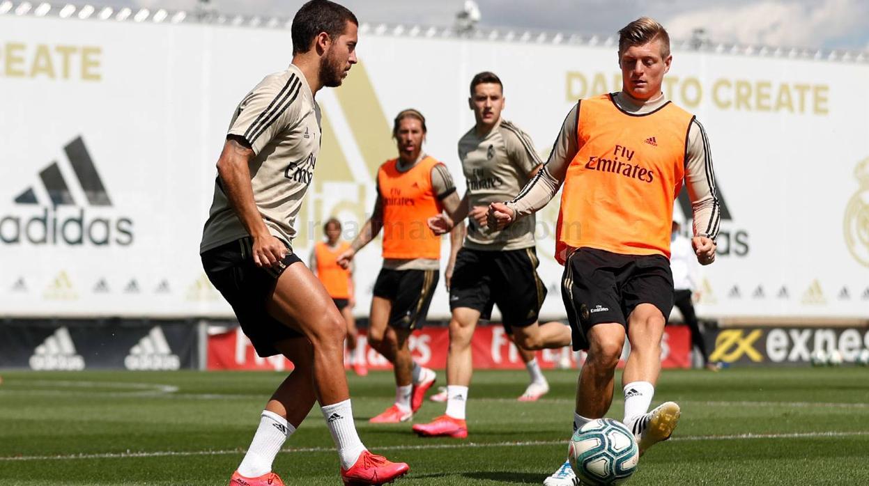 Hazard y Kroos, durante el entrenamiento de ayer