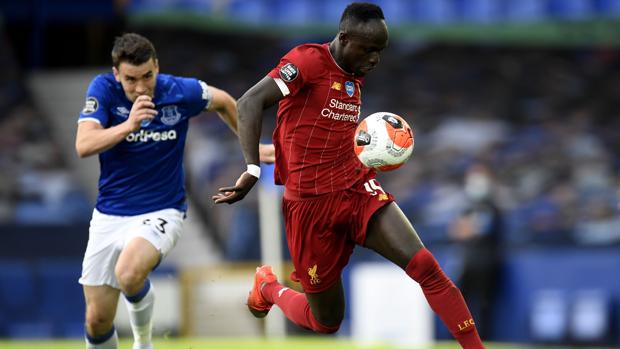 El Everton contiene a un Liverpool al ralentí