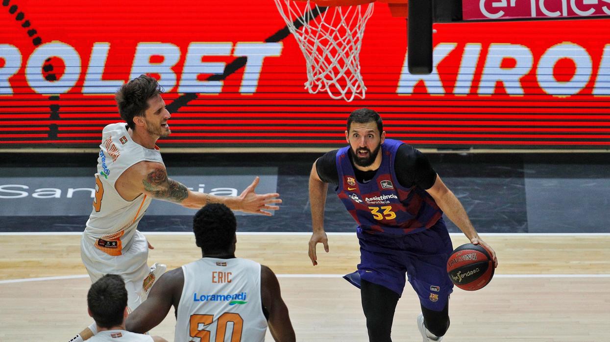 El Barça escala al liderato en un partido accidentado ante el Baskonia