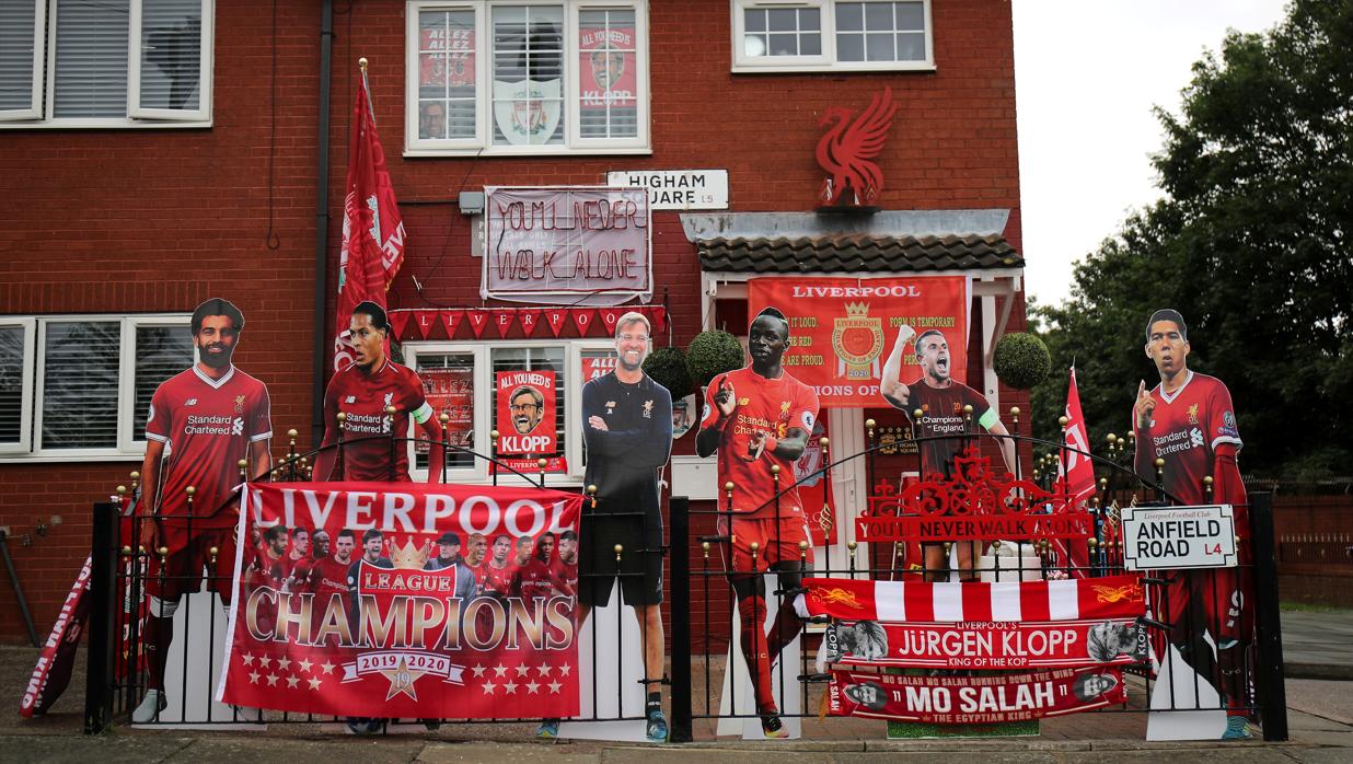 Una casa de aficionados del Liverpool, engalanada para el regreso de los de Klopp