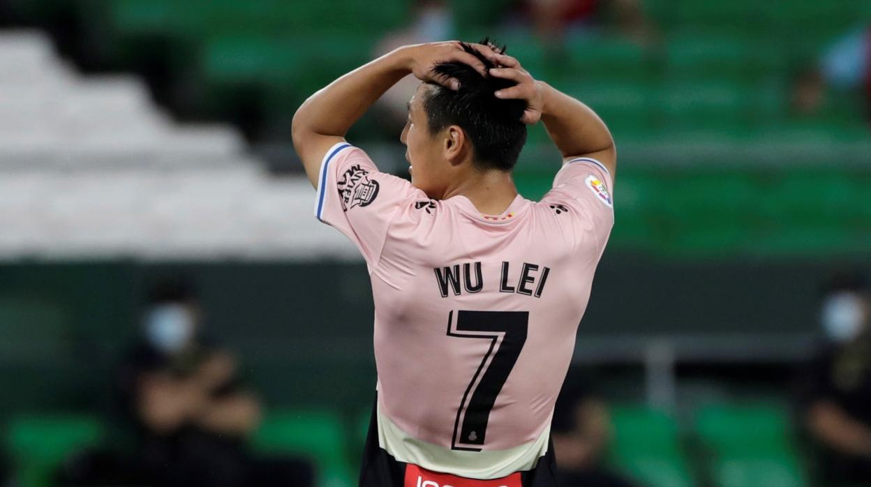 Wu Lei se lamenta tras fallar una ocasión ante el Betis