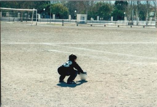 Héctor Cabrera, como portero de fútbol cuando era niño