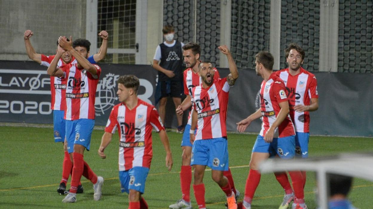 Los jugadores del CDA Navalcarnero celebran su pase a la final del playoff de ascenso a Segunda B
