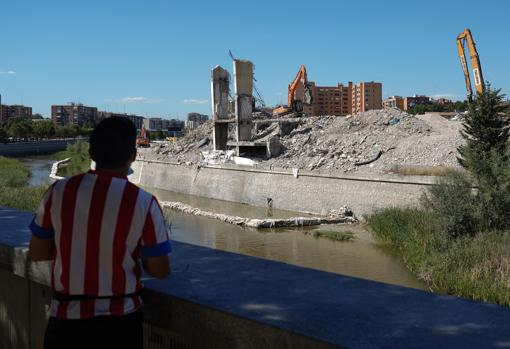 Un hincha con la camiseta del Atlético observa lo que queda del Vicente Calderón