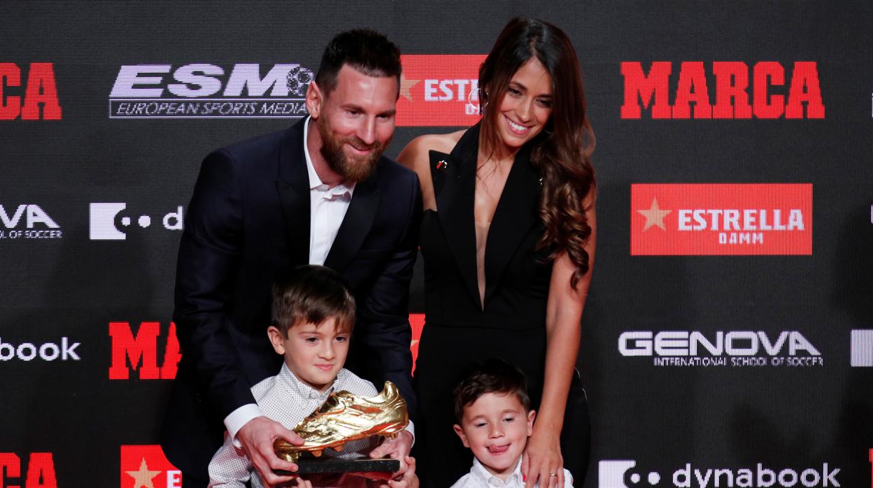 Leo Messi, junto a su esposa y sus hijos, recoge la Bota de Oro