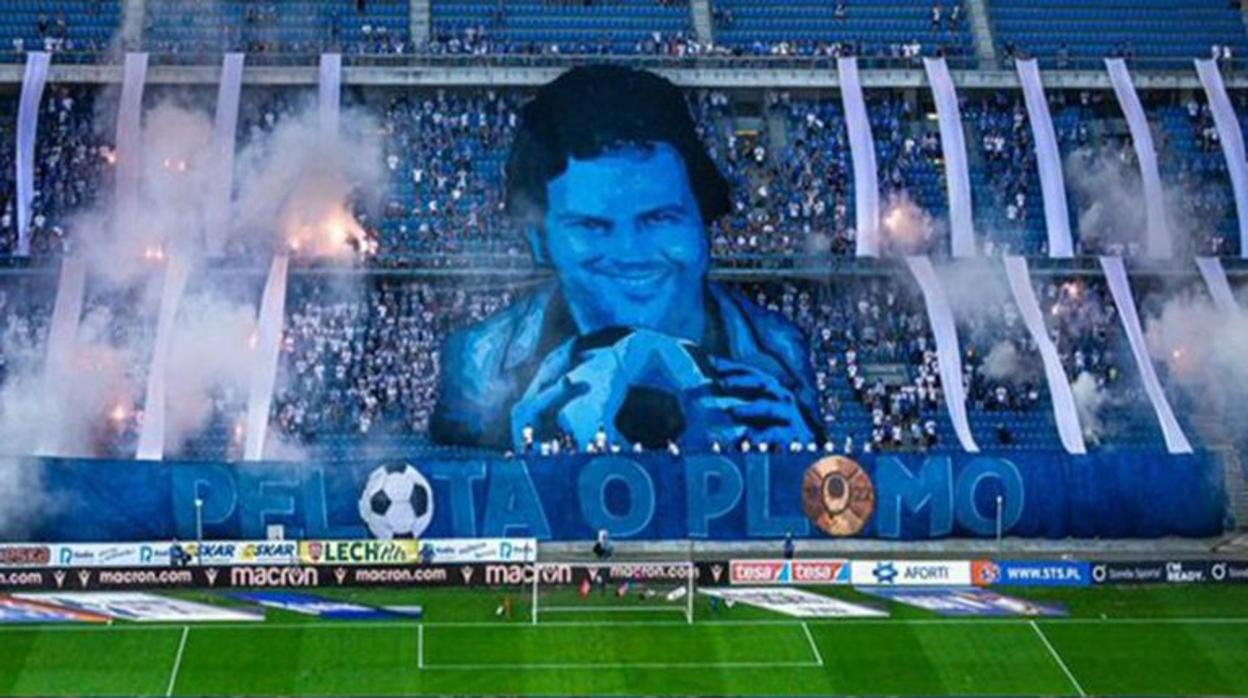 El polémico tifo de Pablo Escobar en las gradas de Polonia