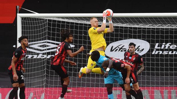 El Tottenham aburre y se aleja de Europa