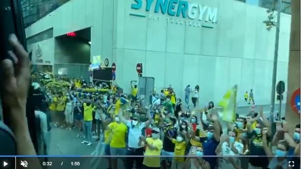 Vídeo: Así se vivió en el autobús del Cádiz CF la llegada al Carranza