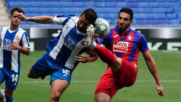 El Eibar acelera su permanencia en Cornellá