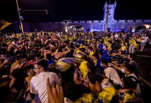 Celebración descontrolada en las calles de Cádiz