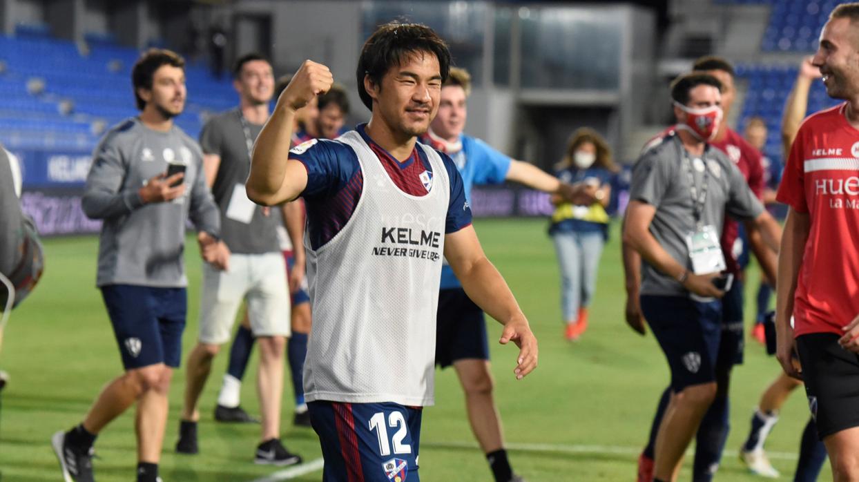 El golazo de Okazaki que puso la guinda al ascenso del Huesca a Primera