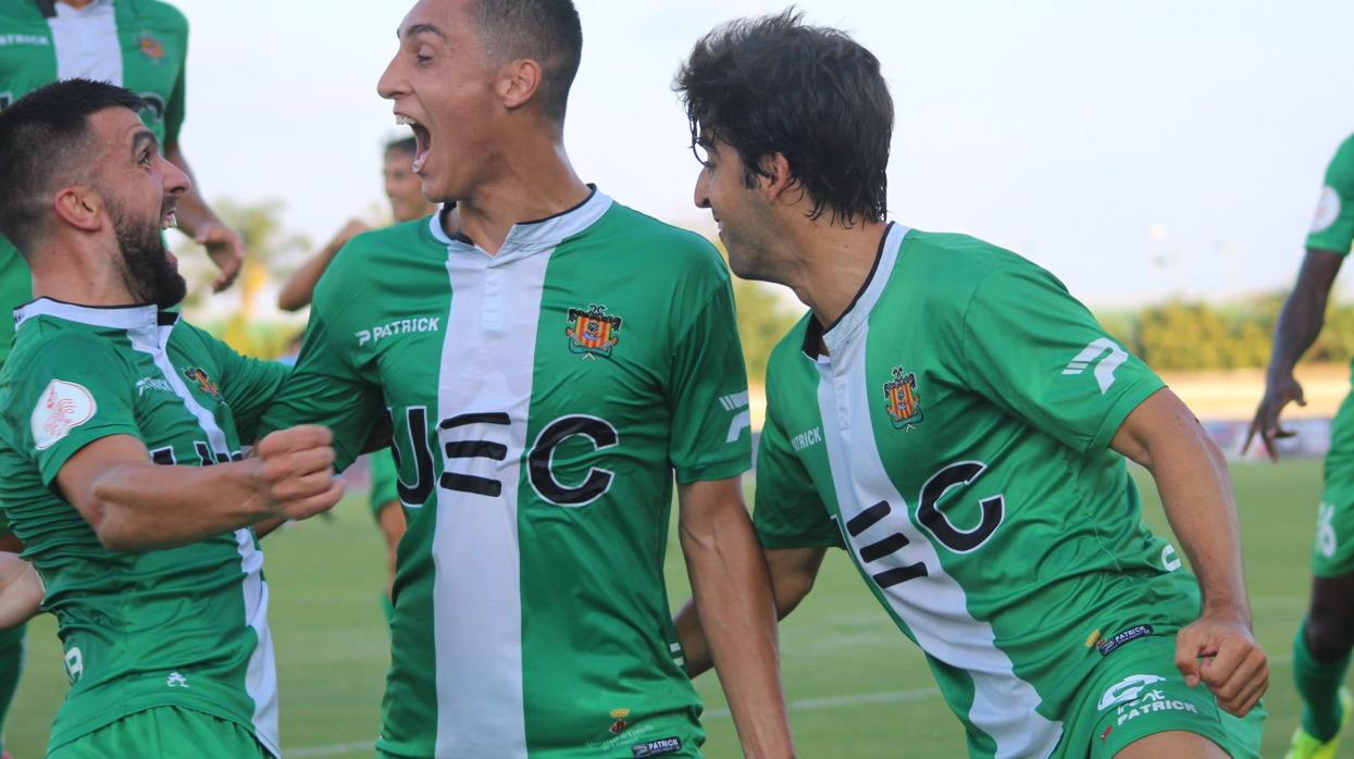 Los jugadores de la UE Cornellá celebran un gol ante la UD Ibiza