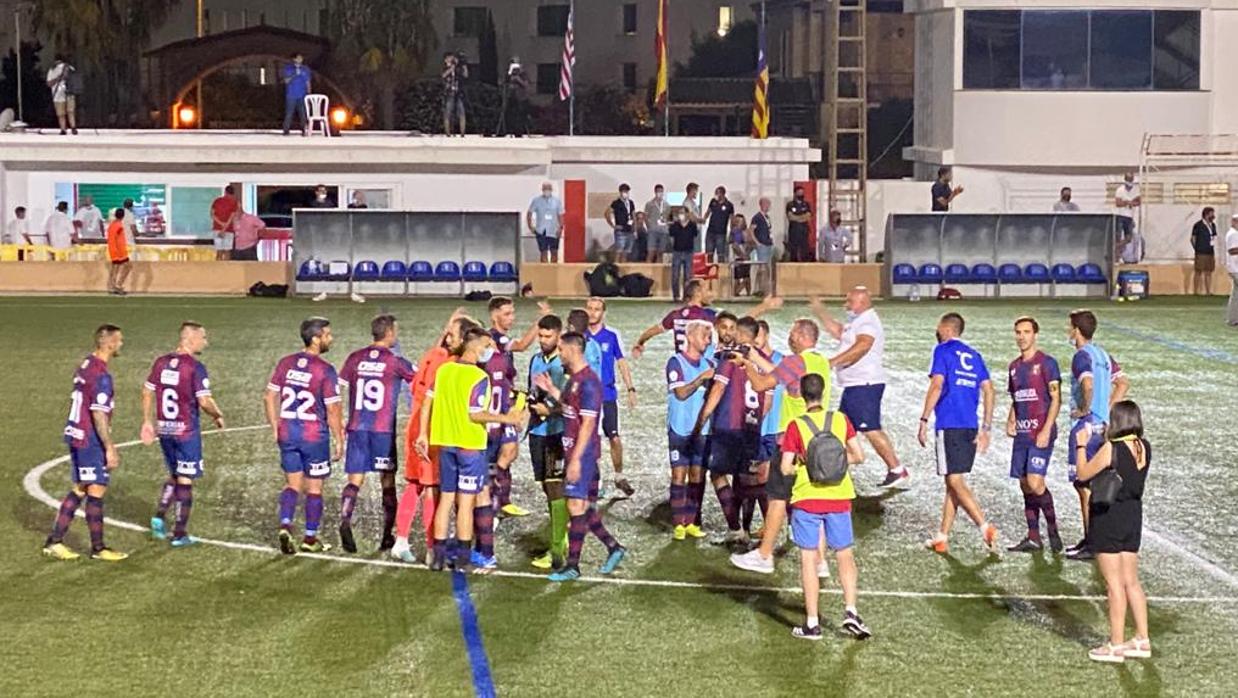 Los jugadores del Poblense celebran la clasificación de este sábado ante el Felanitx