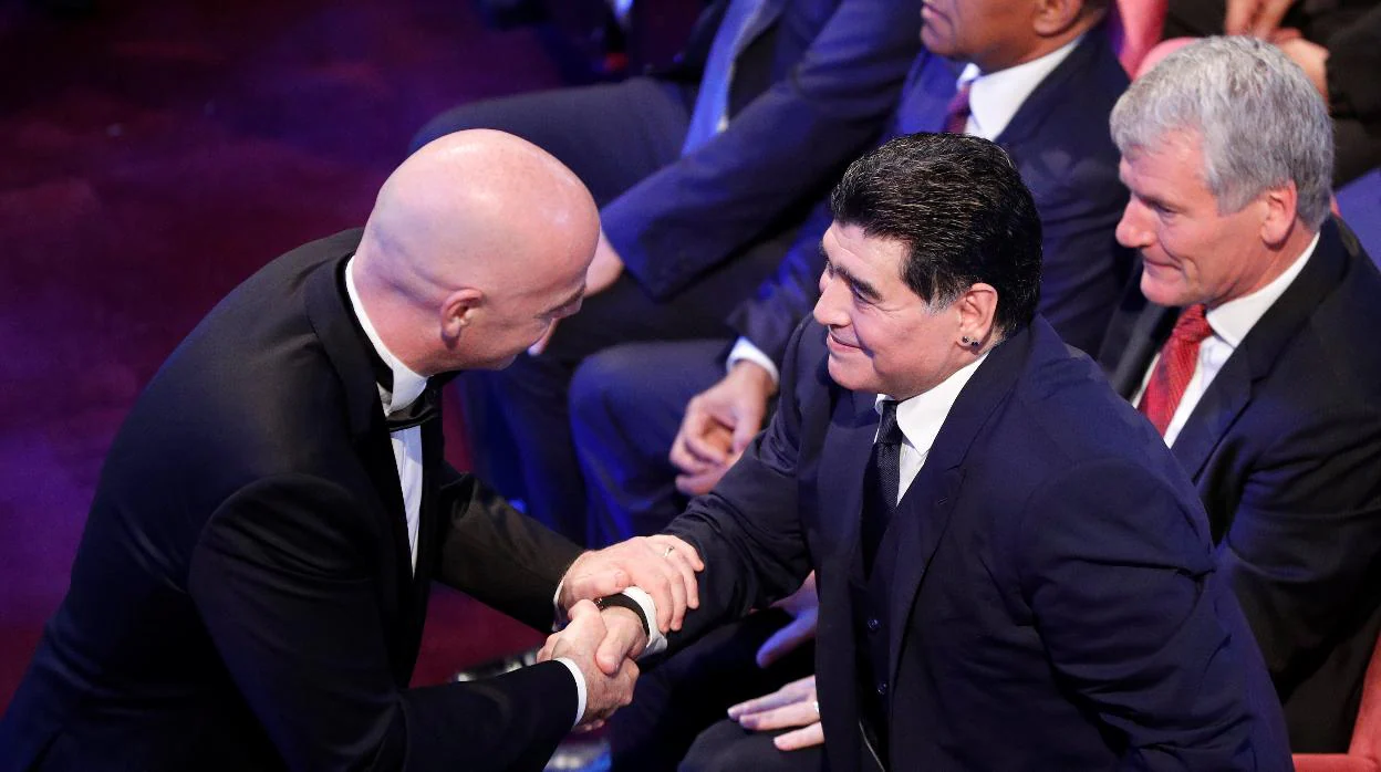 Maradona, con Infatino, en una entrega de premios de la FIFA en 2017