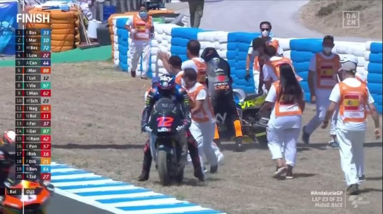 Insólito accidente de Marini y Bezzecchi mientras celebraban su podio en Moto2