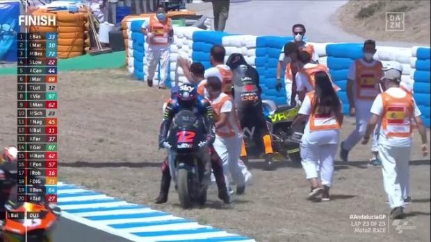 Insólito accidente de Marini y Bezzecchi mientras celebraban su podio en Moto2