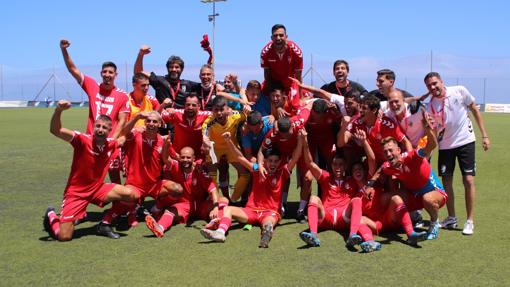 Los jugadores del Tamaraceite, este sábado, celebrando el ascenso