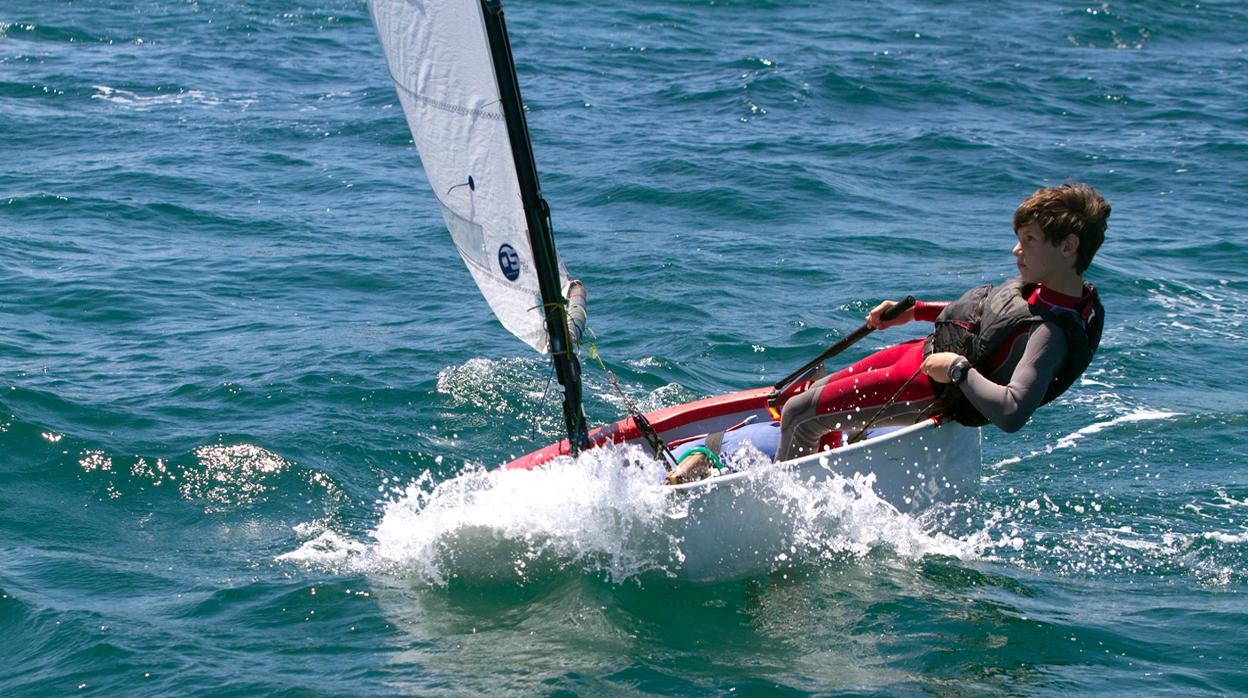 Francisco Palacio y Diego Jiménez lideran el Trofeo de Verano en Snipe