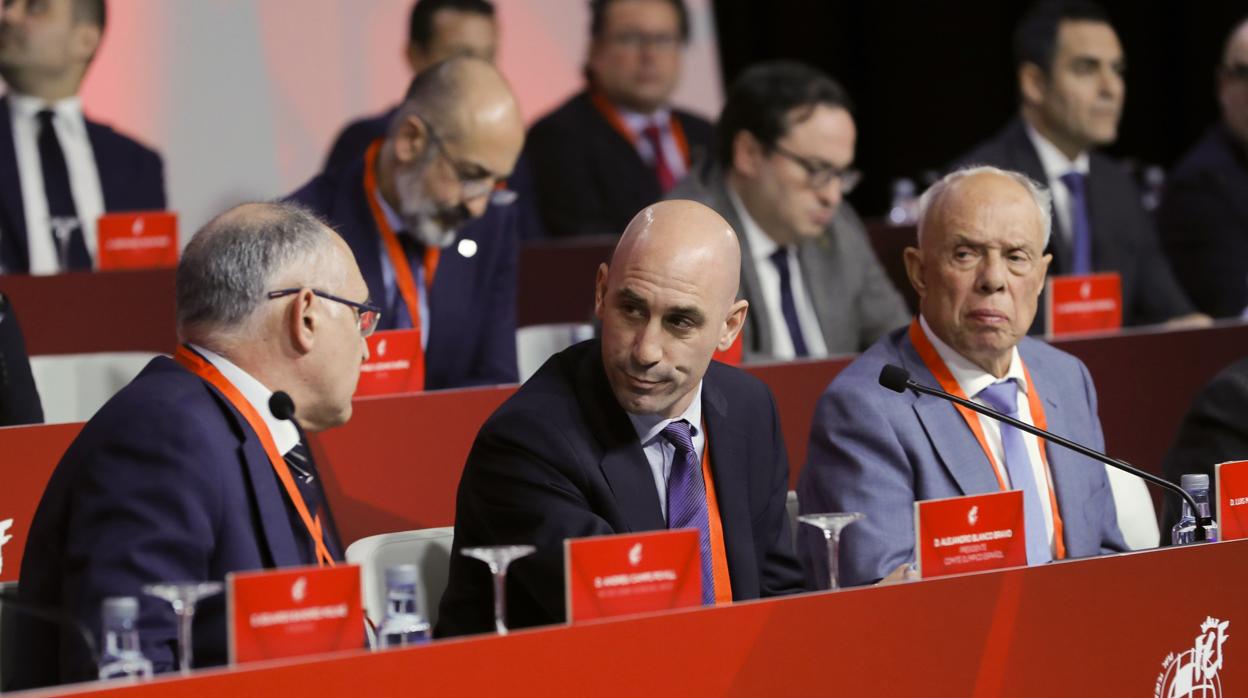 Rubiales, presidente de la Federación de Fútbol, en el centro