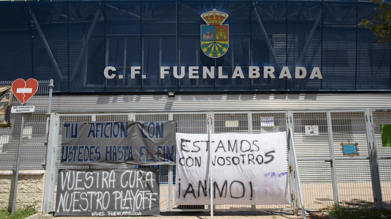 Pancartas de apoyo al Fuenlabrada en los exteriores del Fernando Torres, su estadio