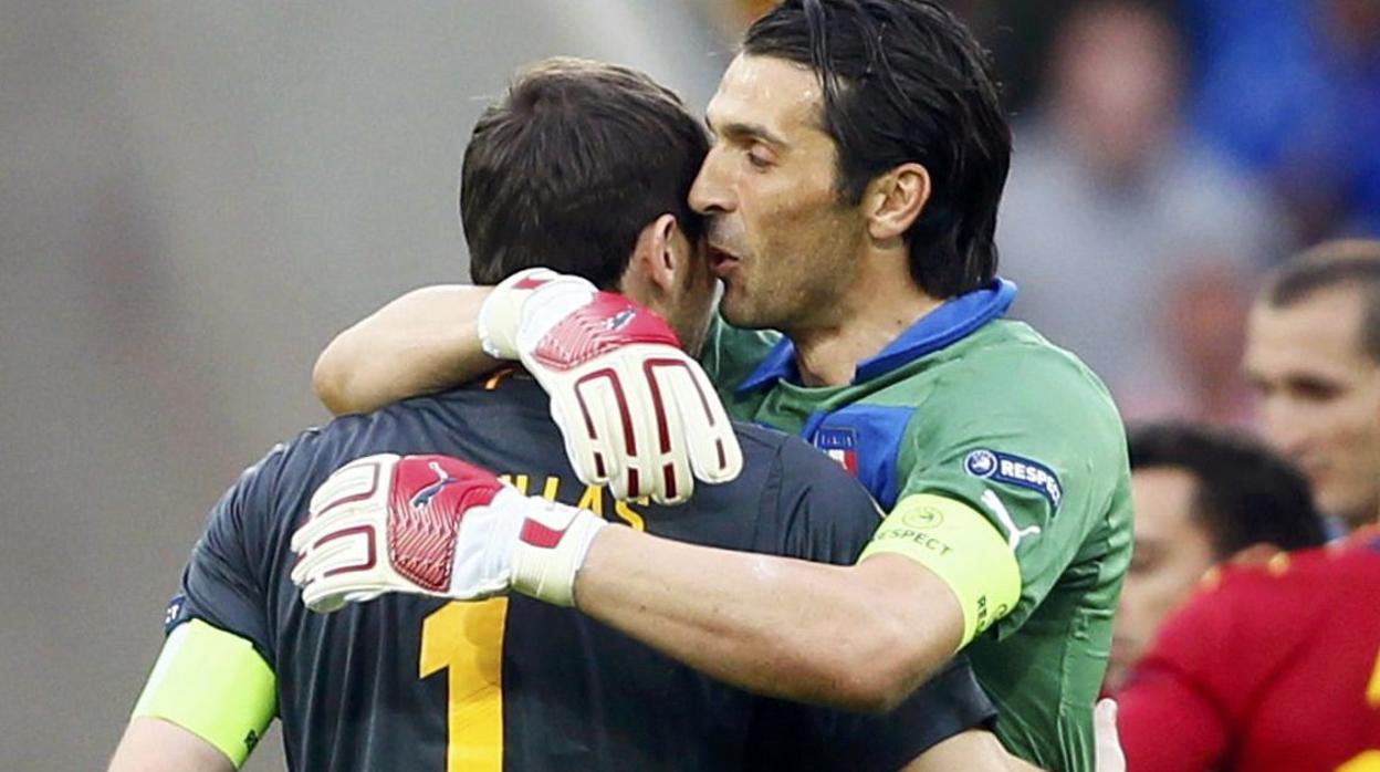 Casillas y Buffon, en uno de sus habituales abrazos tras sus entrenamientos