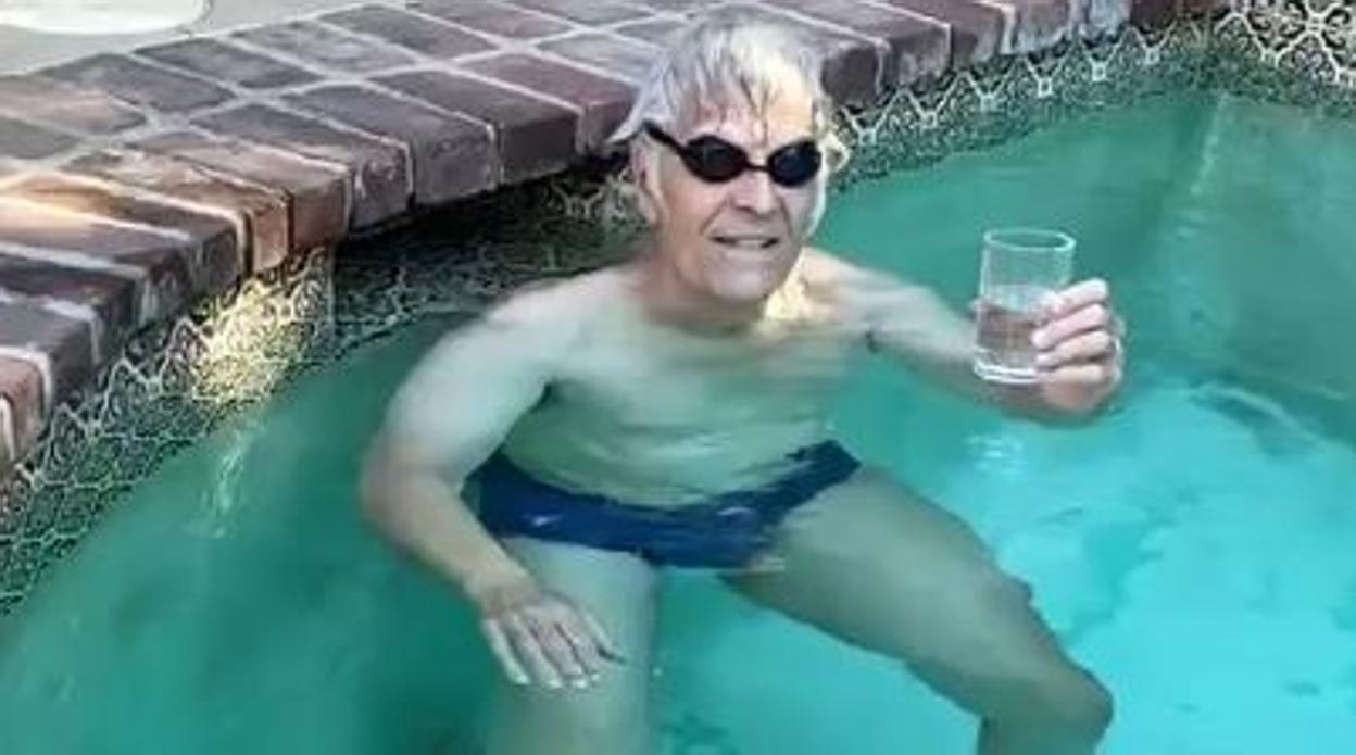 El legendario Mark Spitz se suma al reto viral del vaso de agua