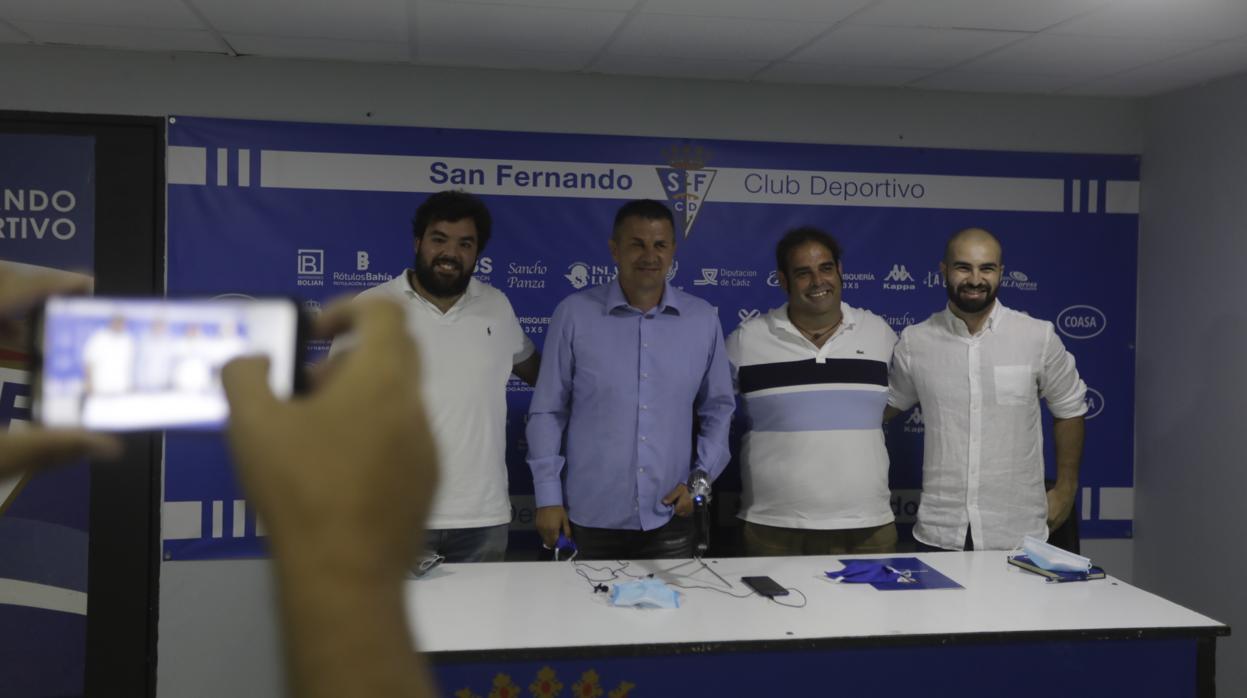 Jovan Stankovic (segundo a la izquierda) durante su presentación como nuevo entrenador del San Fernando CD.