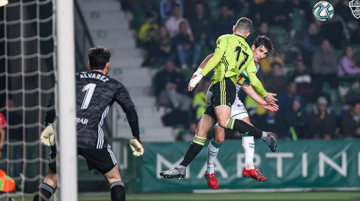 El Elche sobrevive a expulsión de Jonathas ante un Zaragoza sin puntería