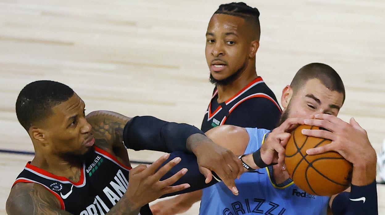 Lillard disputa un balón ante los Grizzlies