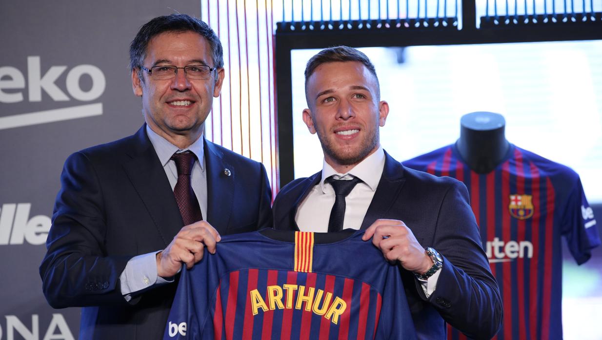 Arthur y Bartomeu durante la presentación del brasileño como nuevo jugador del club