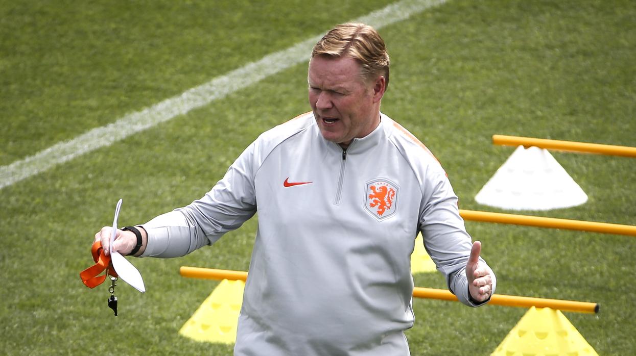 Koeman dirigiendo una sesión de entrenamiento de la selección holandesa